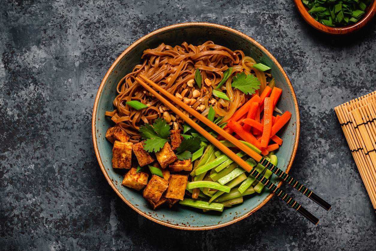 Noodles με tofu: Συνταγή που γίνεται σε 15′
