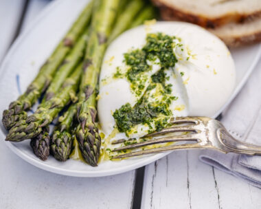 Σπαράγγια με burrata και σάλτσα γκρεμολάτα