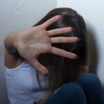 Μία γυναίκα φοβάται