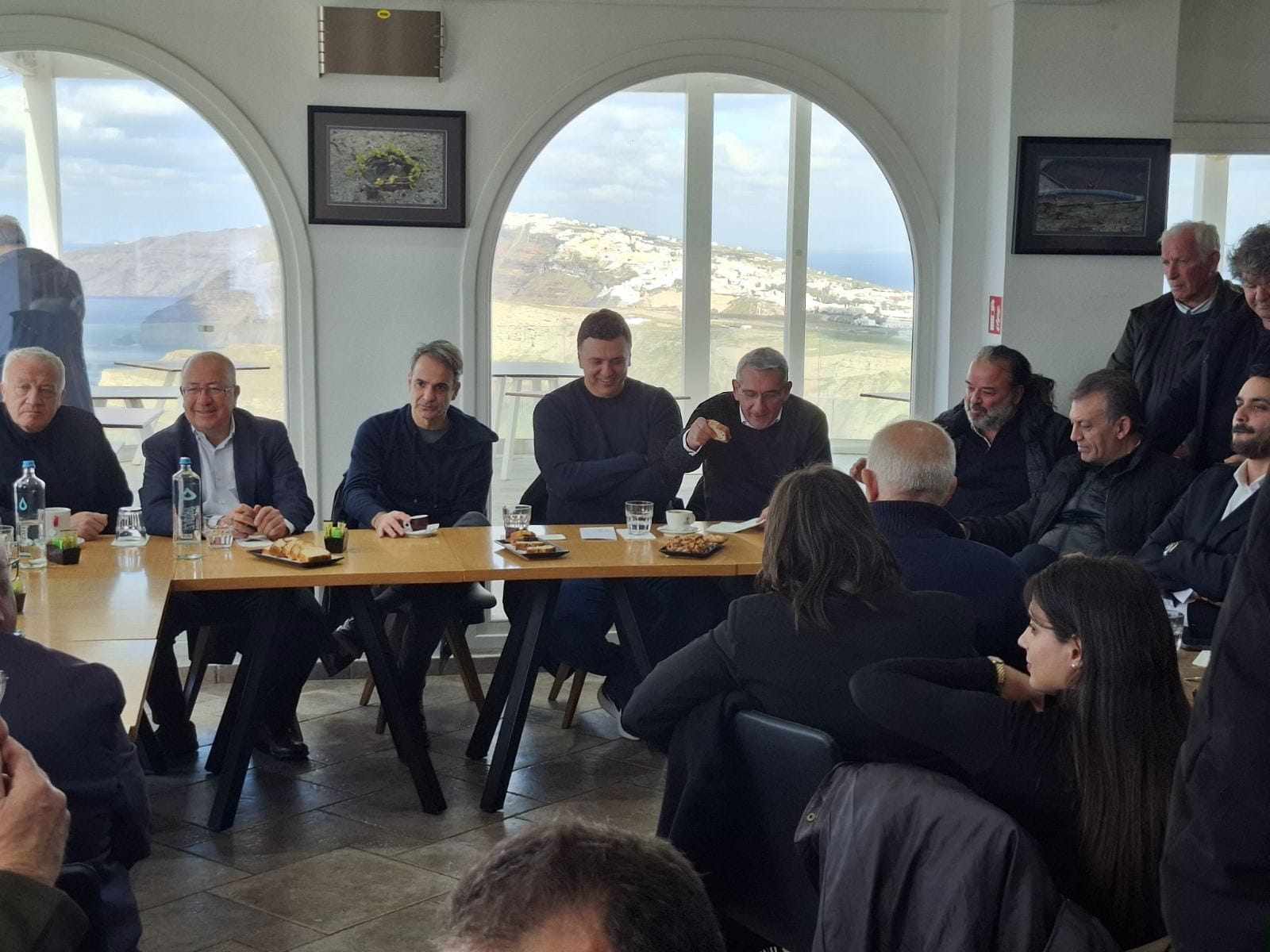 Ο Μάριος Ηλιόπουλος έδωσε το «παρών» στη σύσκεψη με τον Κυριάκο Μητσοτάκη στη Σαντορίνη