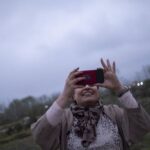 Γυναίκα στο Ιράν τραβάει selfie