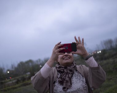 Γυναίκα στο Ιράν τραβάει selfie