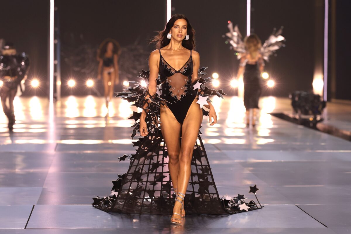 Η Ιρίνα Σάικ στην επίδειξη μόδας της Victoria's Secret τον Οκτώβριο 2024 στη Νέα Υόρκη - Photo by Dimitrios Kambouris