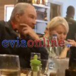 Ο Κώστας Καραμανλής με τη Νατάσα Παζαΐτη απολαμβάνουν το δείπνο τους σε ταβέρνα στην Εύβοια