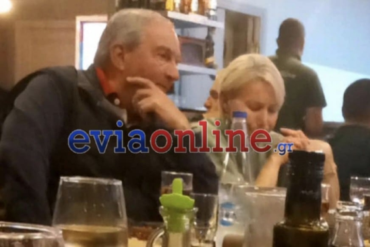 Ο Κώστας Καραμανλής με τη Νατάσα Παζαΐτη απολαμβάνουν το δείπνο τους σε ταβέρνα στην Εύβοια