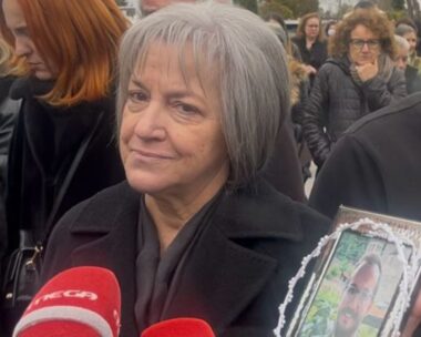 Η Σοφία Αποστολάκη με τη φωτογραφία του γιου της, Βασίλη Καλογήρου