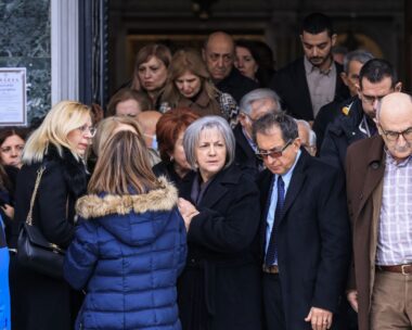 Κηδεία του Βασίλη Καλογήρου στη Λάρισα