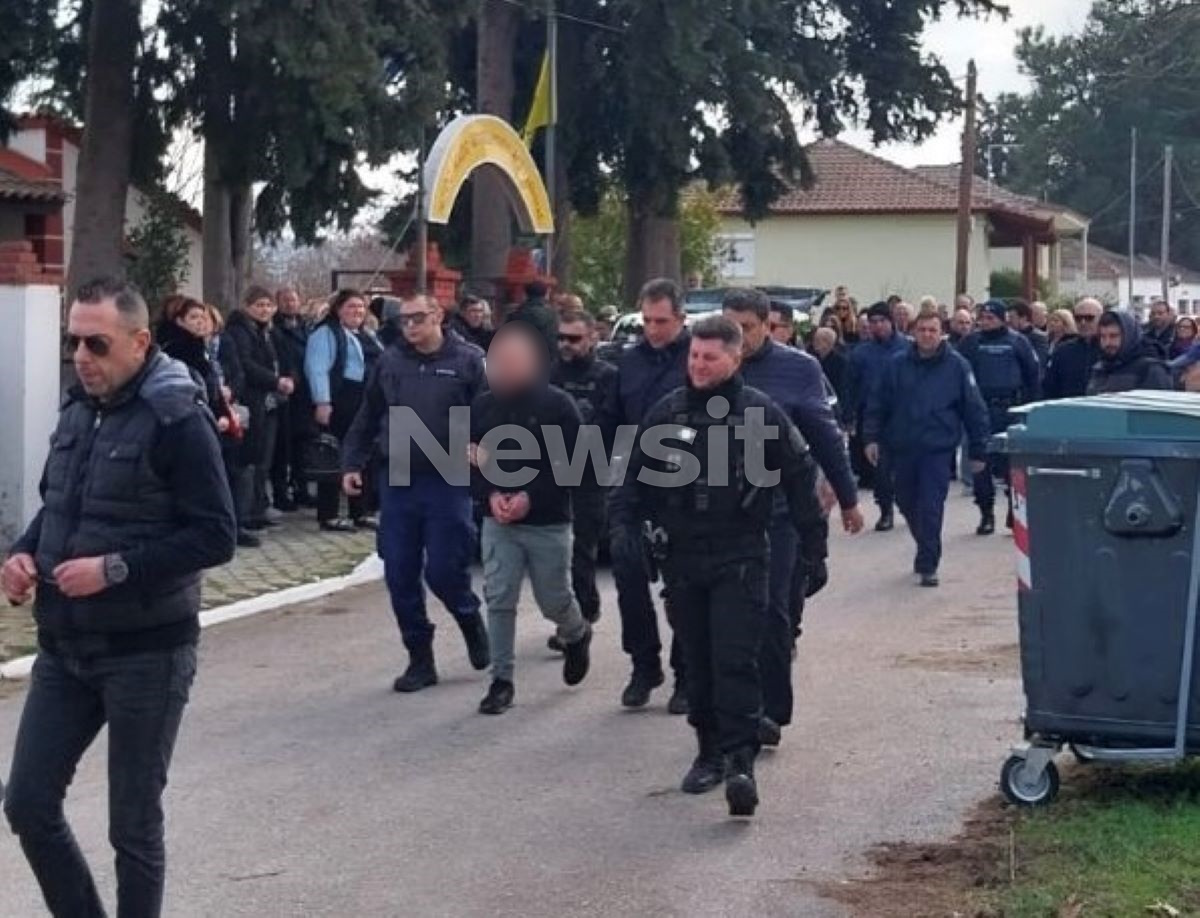Σέρρες: Σε βαρύ κλίμα η κηδεία της 52χρονης που σκότωσε ο 59χρονος σύζυγός της – Αστυνομικοί συνόδευαν τον γιο του ζευγαριού