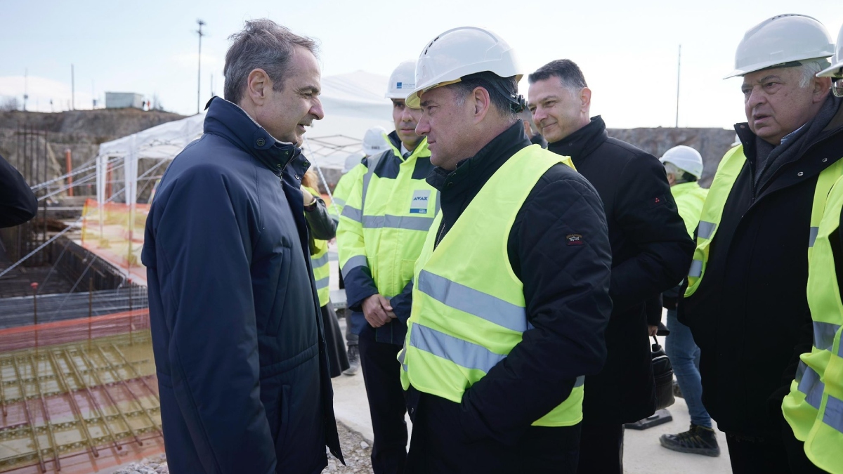 Ο Κυριάκος Μητσοτάκης με τον Άδωνι Γεωργιάδη στο εργοτάξιο του νέου νοσοκομείου Παίδων στη Θεσσαλονίκη