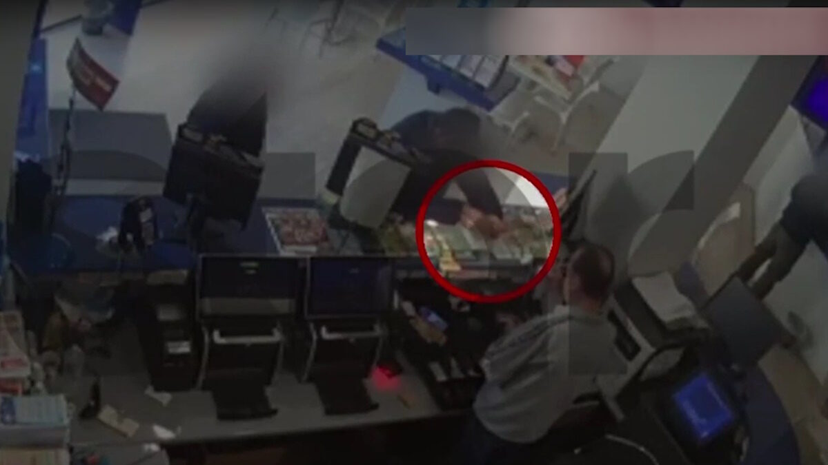 Βίντεο με εγκληματική συμμορία που «άδειαζε» επιχειρήσεις με ταχυδακτυλουργικά κόλπα σε Αγρίνιο, Πολύκαστρο, Καπανδρίτι – Τρεις συλλήψεις