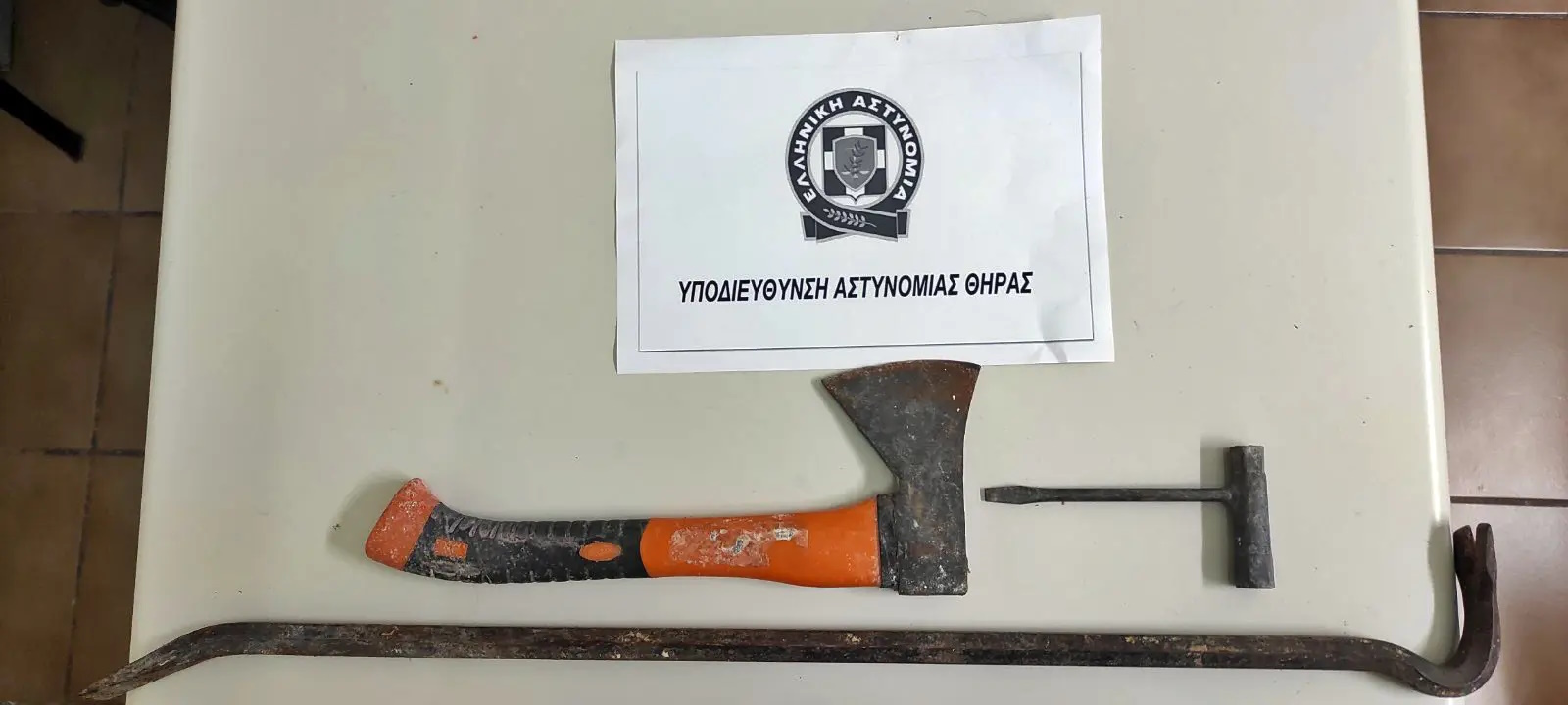 Σαντορίνη: Συνελήφθη 59χρονος για απόπειρα κλοπής – Προσπάθησε να παραβιάσει λεωφορείο