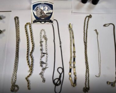 Κλοπιμαία που βρέθηκαν στην κατοχή 3 ατόμων που κατηγορούνται για διάρρηξη στην περιοχή του Ρέντη