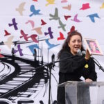 Η Δέσποινα Καλλέα, κρατώντας την φωτογραφία της κόρης της, Κυριακής Γρίβα, που δολοφονήθηκε έξω από το αστυνομικό τμήμα των Αγίων Αναργύρων
