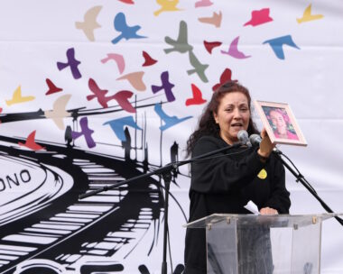 Η Δέσποινα Καλλέα, κρατώντας την φωτογραφία της κόρης της, Κυριακής Γρίβα, που δολοφονήθηκε έξω από το αστυνομικό τμήμα των Αγίων Αναργύρων