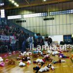 Λαμία: Δεκάδες λούτρινα αρκουδάκια στο παρκέ του «Χαλκιοπούλειου» για την παγκόσμια ημέρα κατά του παιδικού καρκίνου