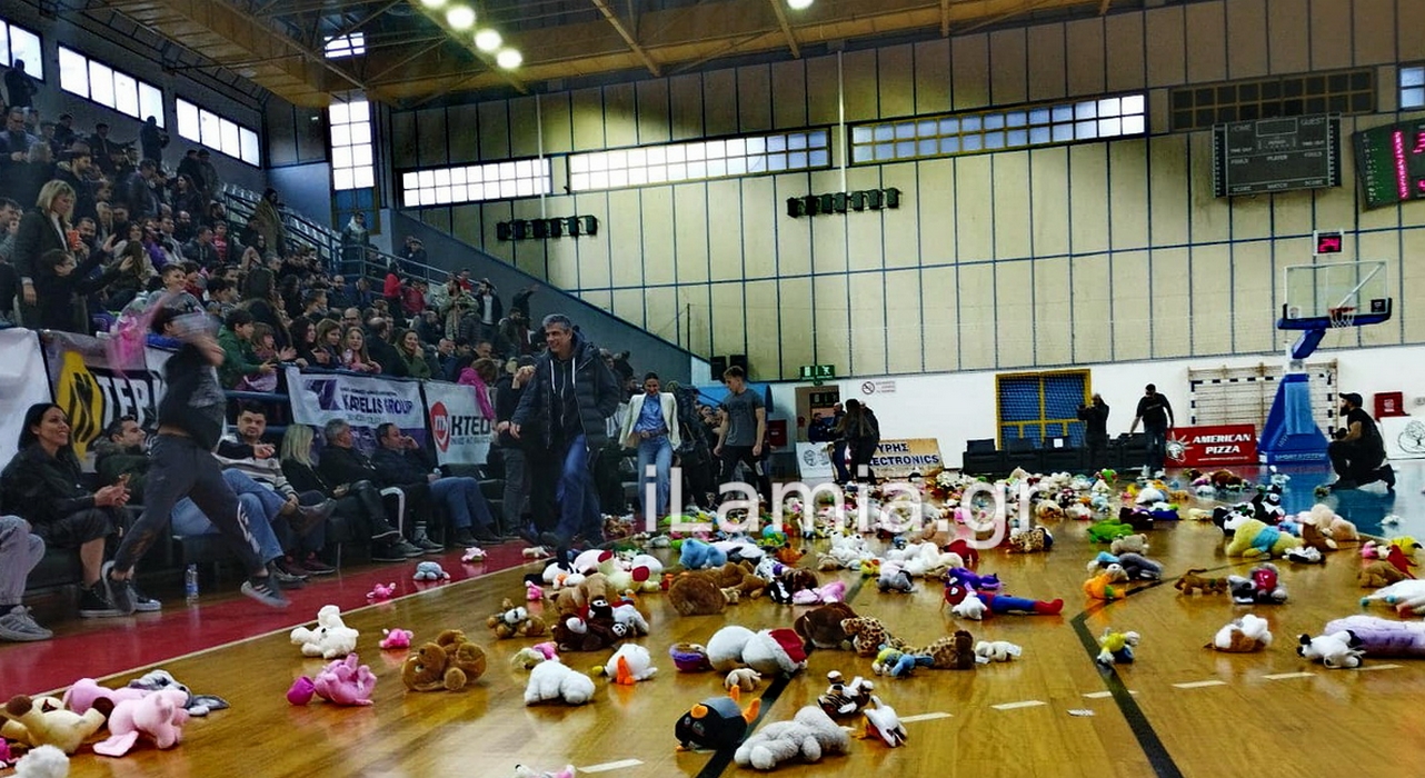 Λαμία: Δεκάδες λούτρινα αρκουδάκια στο παρκέ του «Χαλκιοπούλειου» για την παγκόσμια ημέρα κατά του παιδικού καρκίνου