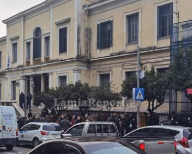 Λαμία: Ρομά επιχείρησε να χτυπήσει με αυτοκίνητο τον πρόεδρο της Ανθήλης – Ένταση έξω από τα δικαστήρια