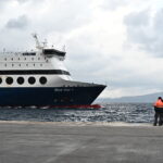 Πλοίο φτάνει στο λιμάνι της Σαντορίνης