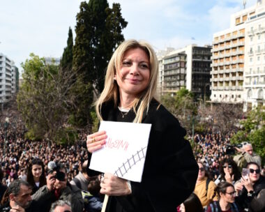 Η Μαρία Καρυστιανού στο συλλαλητήριο στην πλατεία Συντάγματος για το σιδηροδρομικό δυστύχημα στα Τέμπη