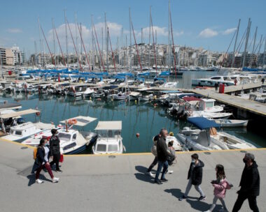 Κόσμος στη Μαρίνα Ζέας