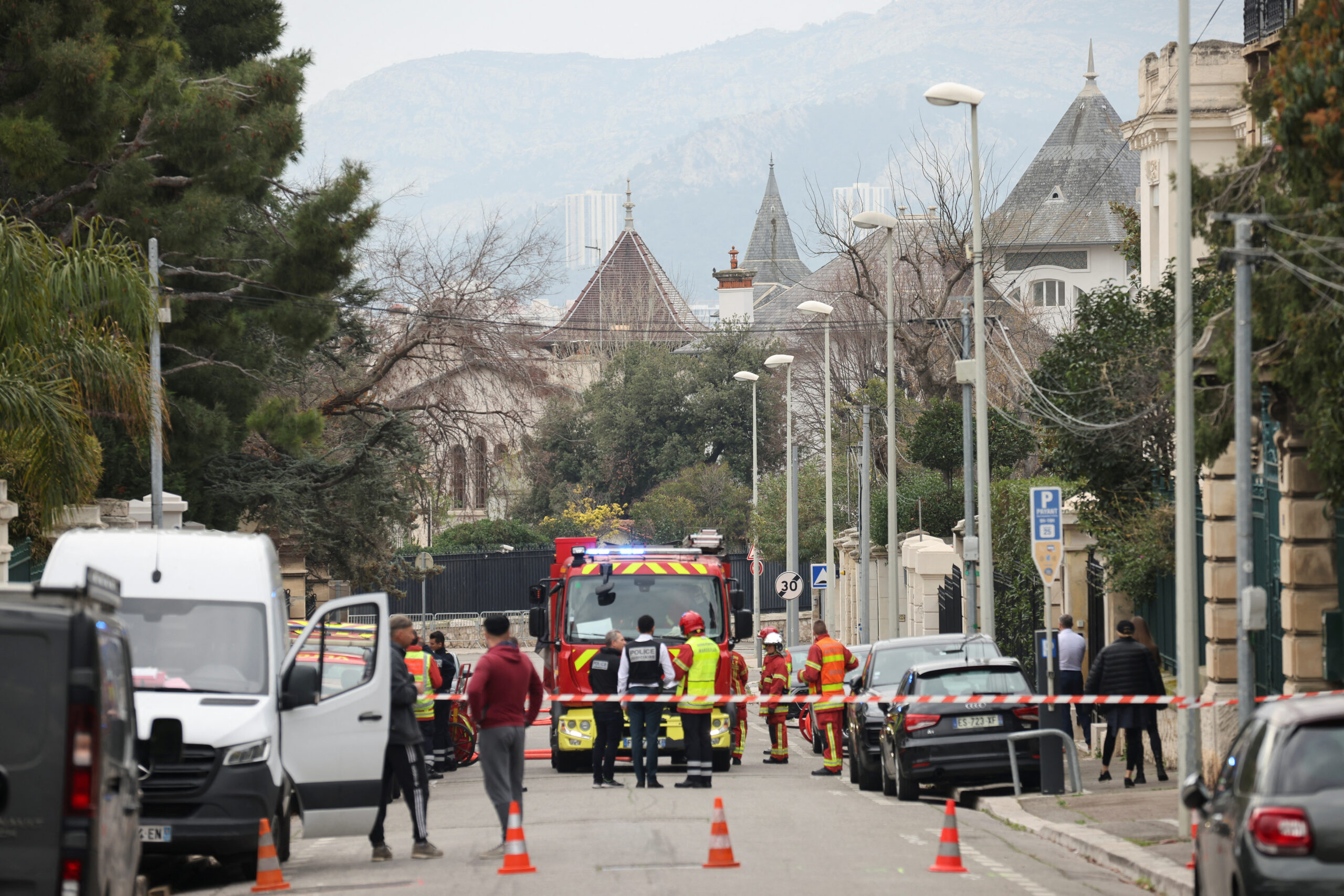 Οι Αρχές έξω από το προξενείο στη Μασσαλία