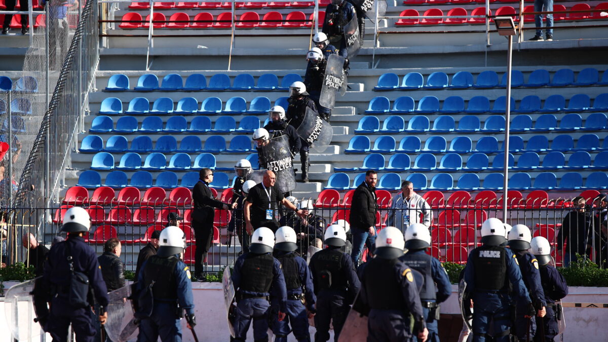 Επέμβαση των ΜΑΤ στο γήπεδο της Νέας Σμύρνης