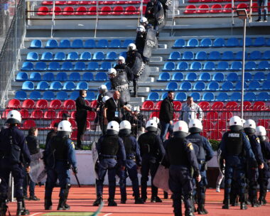 Επέμβαση των ΜΑΤ στο γήπεδο της Νέας Σμύρνης