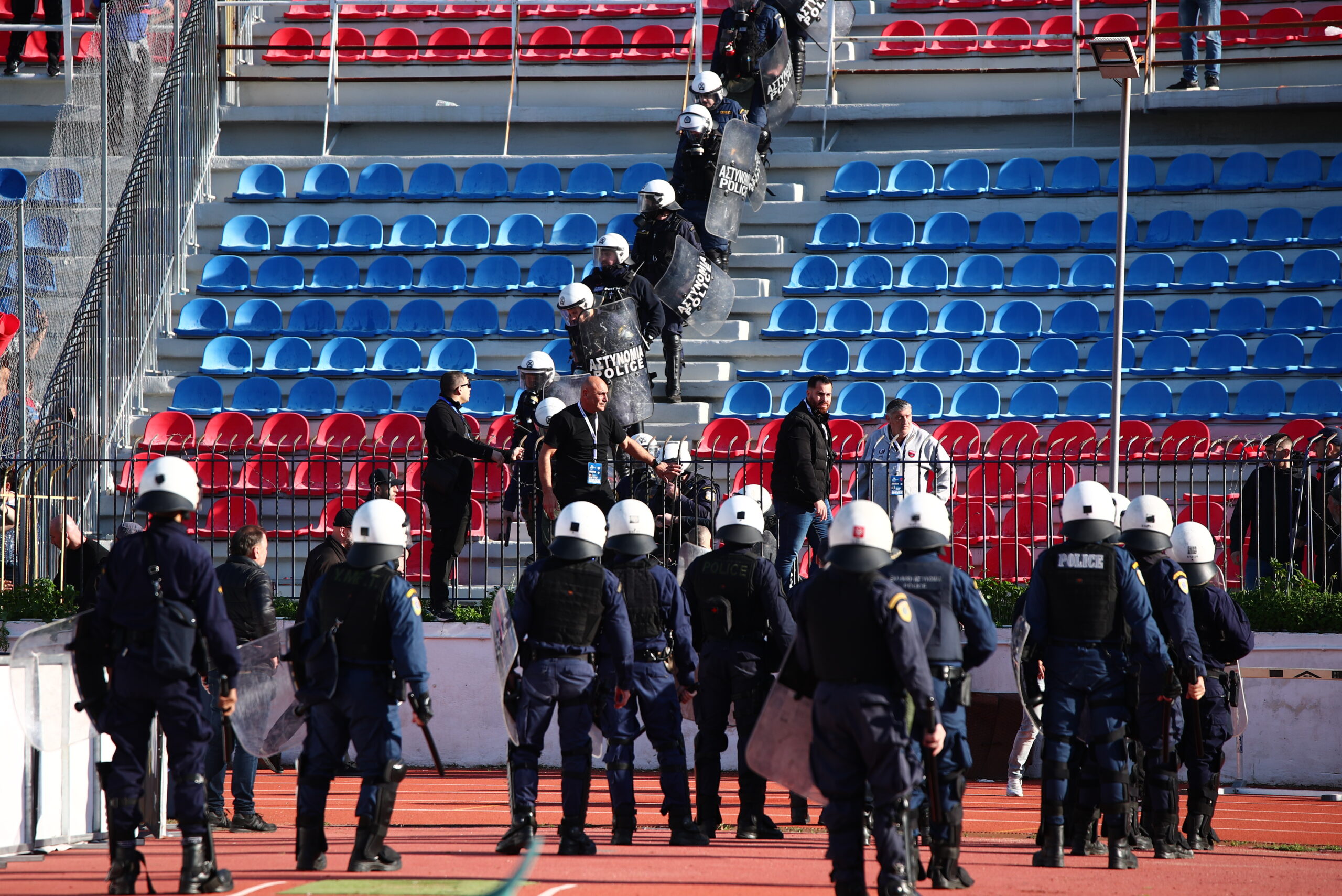 Επέμβαση των ΜΑΤ στο γήπεδο της Νέας Σμύρνης