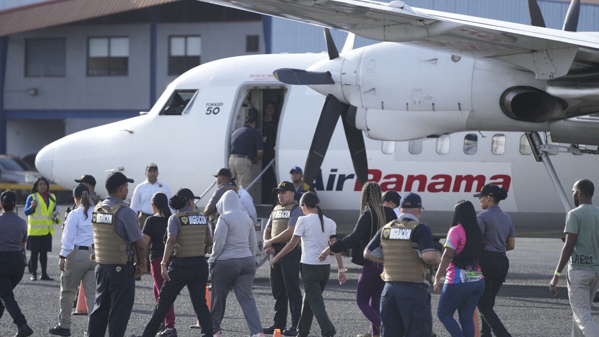 Η κυβέρνηση του Ντόναλντ Τραμπ ξεκίνησε τις απελάσεις των μεταναστών από τις ΗΠΑ - Mark Schiefelbein