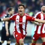 Ο Μπάμπης Κωστούλας πανηγυρίζει το γκολ του στο παιχνίδι Ολυμπιακός - ΠΑΟΚ