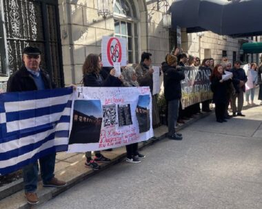 Ομογενείς στη Νέα Υόρκη διαδήλωσαν για τα Τέμπη
