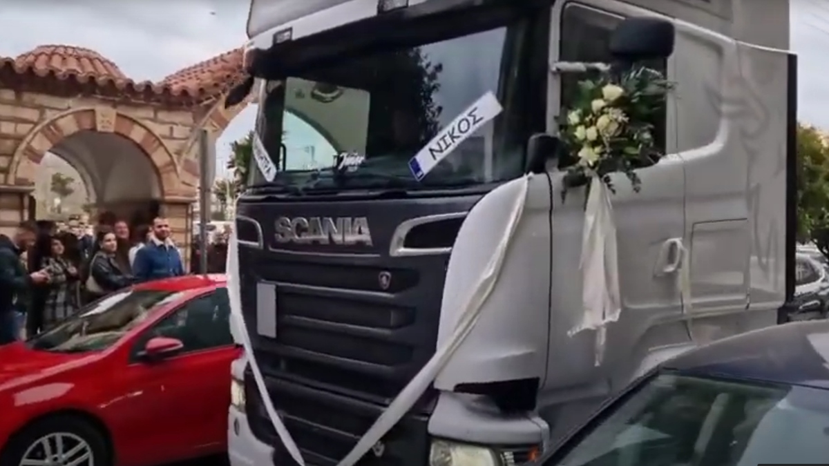 Η νταλίκα που χρησιμοποίησε η νύφη για να πάει στην εκκλησία