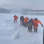Ρωσία: Μεγάλη επιχείρηση για τον απεγκλωβισμό ψαράδων από παγόβουνο – Ορισμένοι αρνήθηκαν να φύγουν χωρίς τα ψάρια τους