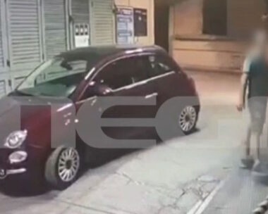 Ο δράστης την ώρα που έκλεβε αυτοκίνητο από πάρκινγκ