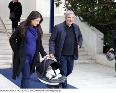 Ο Γιώργος Πατούλης, η Νάνσυ Κοιλού μαζί με τον νεογέννητο γιο τους