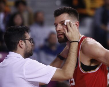 Ο Άλεκ Πίτερς μάτωσε κοντά στο μάτι μετά από ακούσιο χτύπημα στο ΠΑΟΚ – Ολυμπιακός