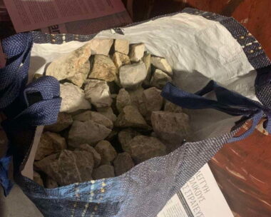 Κατά τη διάρκεια της αστυνομικής επιχείρησης βρέθηκαν τρία σακίδια με πέτρες και μάρμαρα, Πηγή φωτογραφίας