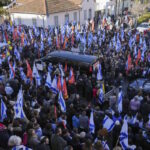 Ισραηλινοί βγήκαν στους δρόμους για να αποχαιρετήσουν την Σίρι Μπίμπας και τους δύο γιους της