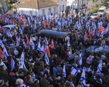 Ισραηλινοί βγήκαν στους δρόμους για να αποχαιρετήσουν την Σίρι Μπίμπας και τους δύο γιους της