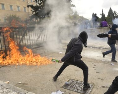 Επεισόδια στο συλλαλητήριο στο Σύνταγμα για τα Τέμπη