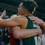 Οι αγκαλιά Κώστα Σλούκα και Σάσα Βεζένκοφ κατά την διάρκεια του τελικού