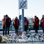 Άνθρωποι στέκονται δίπλα σε κεριά και λουλούδια που έχουν τοποθετηθεί κοντά στο σχολείο Risbergska, μετά τη φονική επίθεση με πυροβολισμούς, Πηγή φωτογραφίας: REUTERS