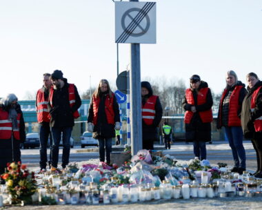 Άνθρωποι στέκονται δίπλα σε κεριά και λουλούδια που έχουν τοποθετηθεί κοντά στο σχολείο Risbergska, μετά τη φονική επίθεση με πυροβολισμούς, Πηγή φωτογραφίας: REUTERS