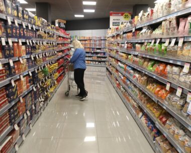 Υπάλληλος σε σούπερ μάρκετ