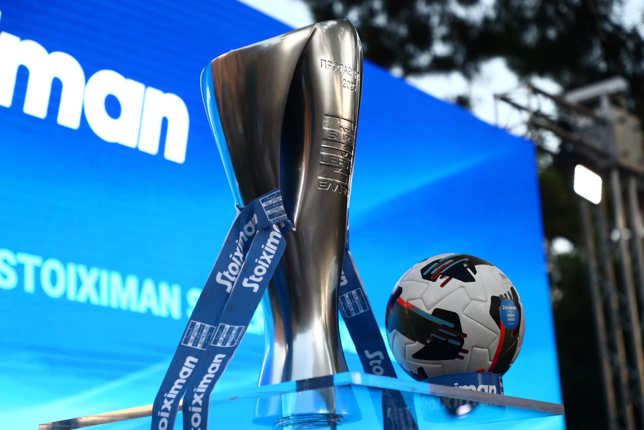 Το τρόπαιο του πρωταθλήματος της Super League