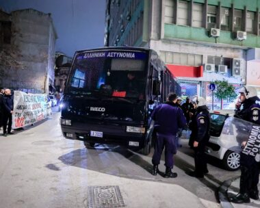 Συγκέντρωση διαμαρτυρίας στο πολιτικό γραφείο του Κώστα Καραμανλή