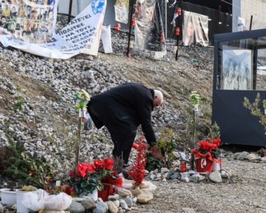 Μνημείο στο σημείο της σύγκρουσης των τρένων στα Τέμπη
