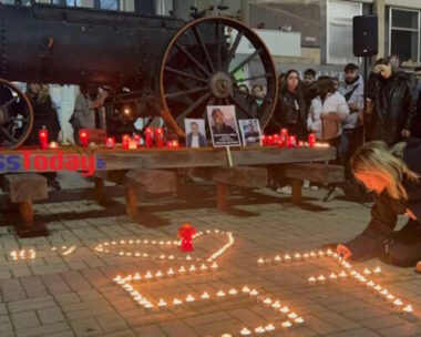 Κόσμος έξω από τον ΟΣΕ ανάβοντας κεριά στη μνήμη των 57 θυμάτων των Τεμπών