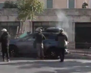 Μολότοφ έπεσε πάνω σε όχημα τηλεοπτικού σταθμού