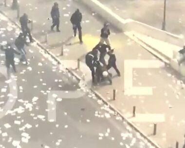 Η στιγμή που άνδρας των ΜΑΤ, πέφτει θύμα ξυλοδαρμού